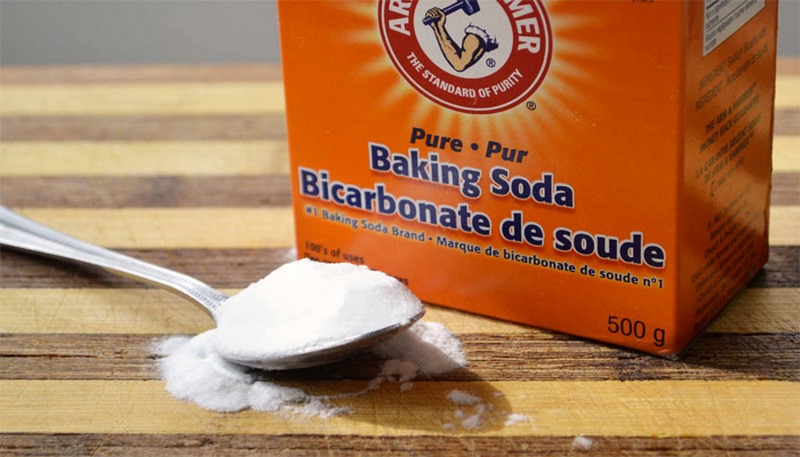 Baking Soda là cách bóc tem dán trên đồ nhựa khá hiệu quả